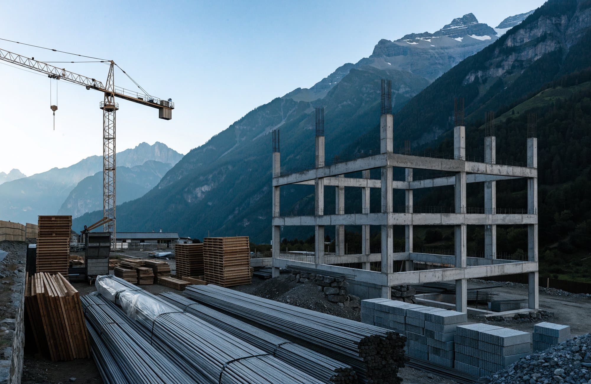 Chantier de construction d’un immeuble résidentiel en montagne